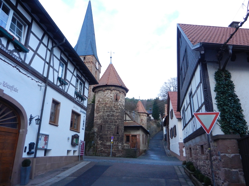 DSCN4844.JPG - Der Heimweg führt uns wieder durch den kleinen Ort Dörrenbach. Stellenweise ist es ein klein wenig eng aber hier und heute ist absolut kein Verkehr.