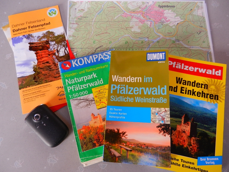 DSCN1020.JPG - Heute wollen wir mal wieder in die Pfalz um zu Wandern. Ziel ist der Altschlossfelsen bei Eppenbrunn. Gut mit Kartenmaterial und Broschüren eingedeckt fahren wir so gegen 10 Uhr los.