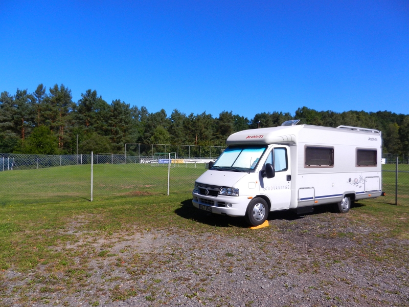 DSCN1022.JPG - In Eppenbrunn am eigentlichen Stellplatz (Kostenlos) angekommen, gefällt es uns nicht. Alles schief wie Bolle und dazu noch voll im Schatten. Wir fahren ca. 50m weiter hoch zum Sportzentrum und finden dort einen schönen ebenen Platz. :-)