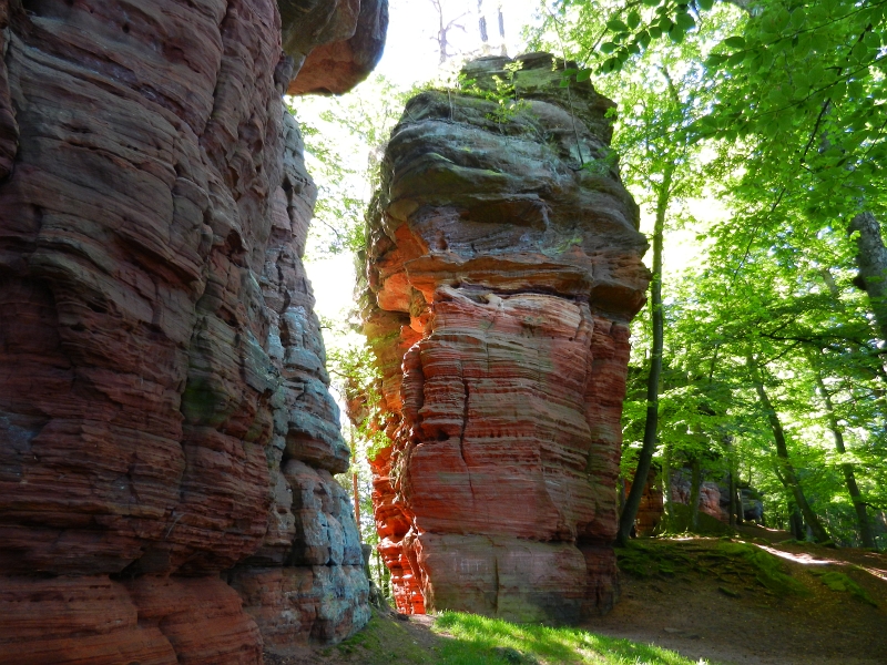 DSCN1038.JPG - Wir haben Glück, die Sonne scheint so perfekt auf die Felsen, dass die schönsten Farbspielereien entstehen.