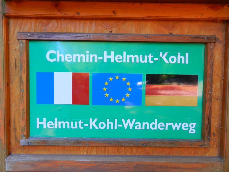 DSCN1122.JPG - An einem Wanderparkplatz am Spießweiher entdecke ich den Hinweis, das wir ein Stück auf dem "Helmut-Kohl-Wanderweg" gelaufen sind... Interessant...