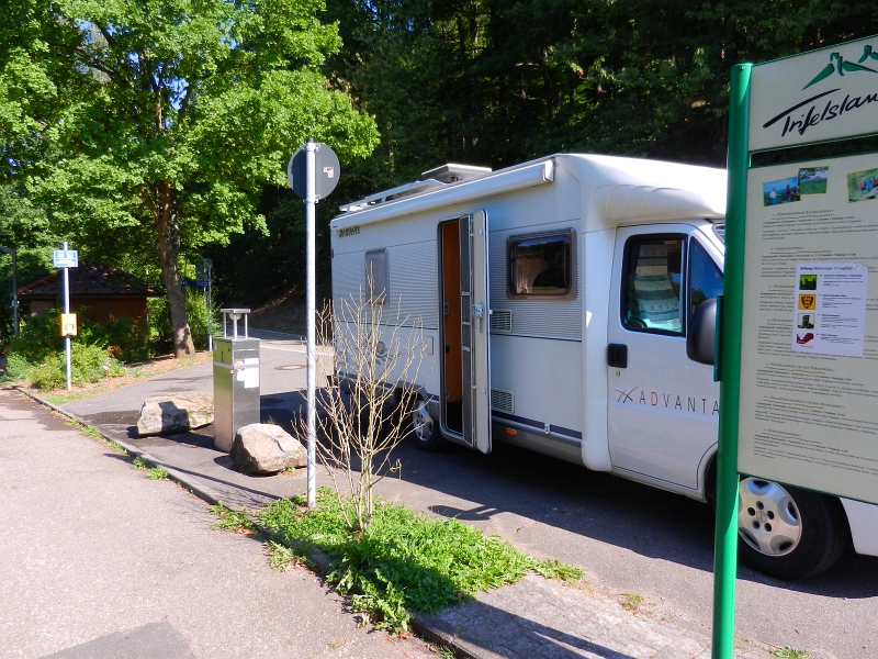 DSCN1151.JPG - Am nächsten Morgen sind wir direkt nach dem Frühstück nach Annweiler am Trifels gefahren. Dort am Kurpark befindet sich ein kleiner Stellplatz der über eine V/E verfügt. Da es nur ein kleiner Abstecher ist nutzen wir die gelegheit und machen die Tanks leer!