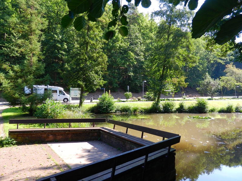 DSCN1156.JPG - Direkt hinter dem See ist der Stellplatz... Wenn doch nur die Straße nicht wäre...