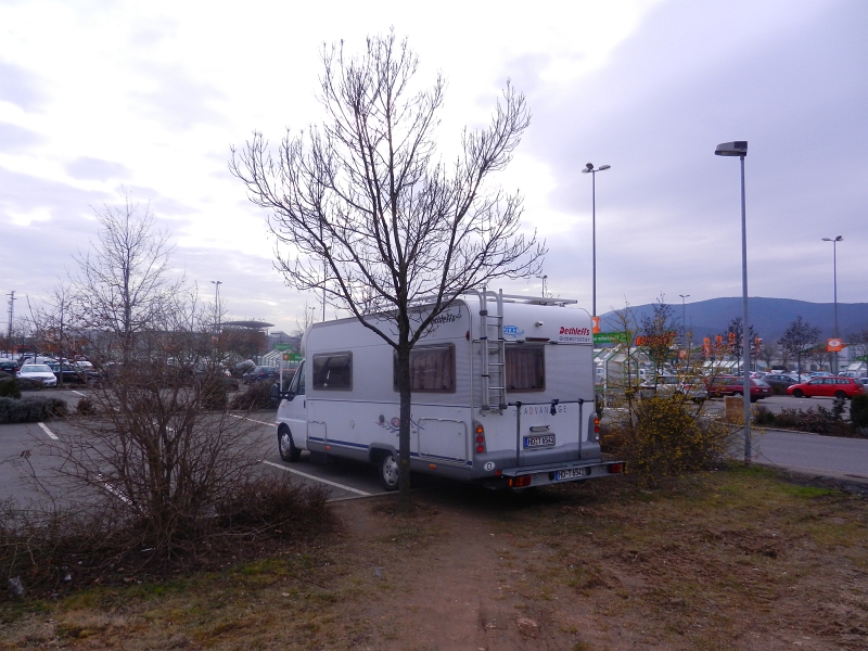 DSCN5395.JPG - Wir wollen nach Sankt Martin auf einen Stellplatz bei einem Winzer. Zuvor machen wir noch in Neustadt a.d.W. im Globus halt um Brot und Brötchen zu kaufen.