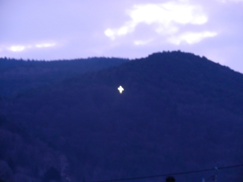 DSCN5447.JPG - Oben auf dem Berg leuchtet ein Kreuz.