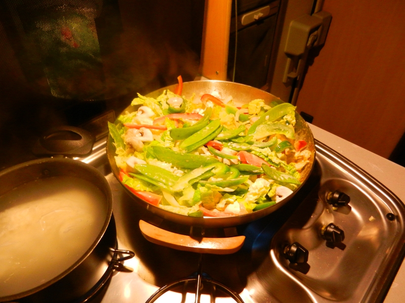 DSCN5448.JPG - Heute wird mal wieder der Wok für ein rotes Thai-Curry angeheizt ;-)