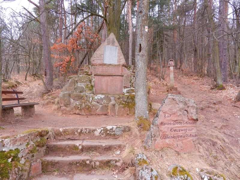 DSCN5475.JPG - In der nähe der Kropsburg verweist ein Stein auf die Marien-Grotte. Natürlich lassen wir uns das nicht entgehen.