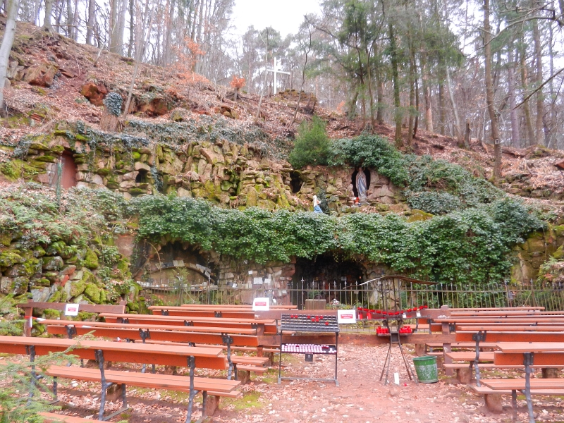 DSCN5481.JPG - Aha, im Internet habe ich gelesen, es sei eine Nachbildung der Lourdes-Grotte. Eine gewisse ähnlichkeit kann man schon erkennen!