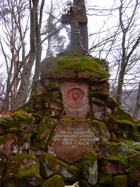 DSCN5489.JPG - Das Denkmal für den Stifter der Grotte.