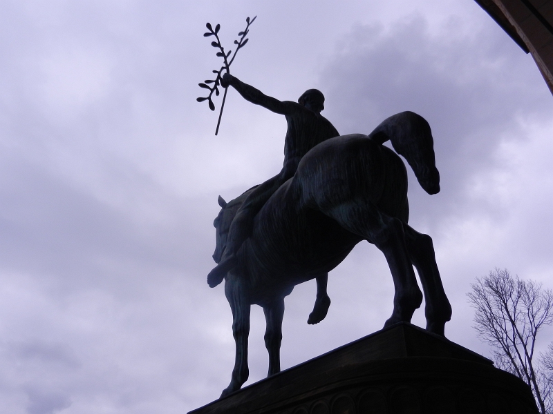 DSCN5537.JPG - Achja, früher hieß es "Siegesdenkmal", da hatte der Reiter ein Schwert in der Hand. Heute hat er ein Palmzweig und man nennt es "Friedensdenkmal". So einfach geht das!