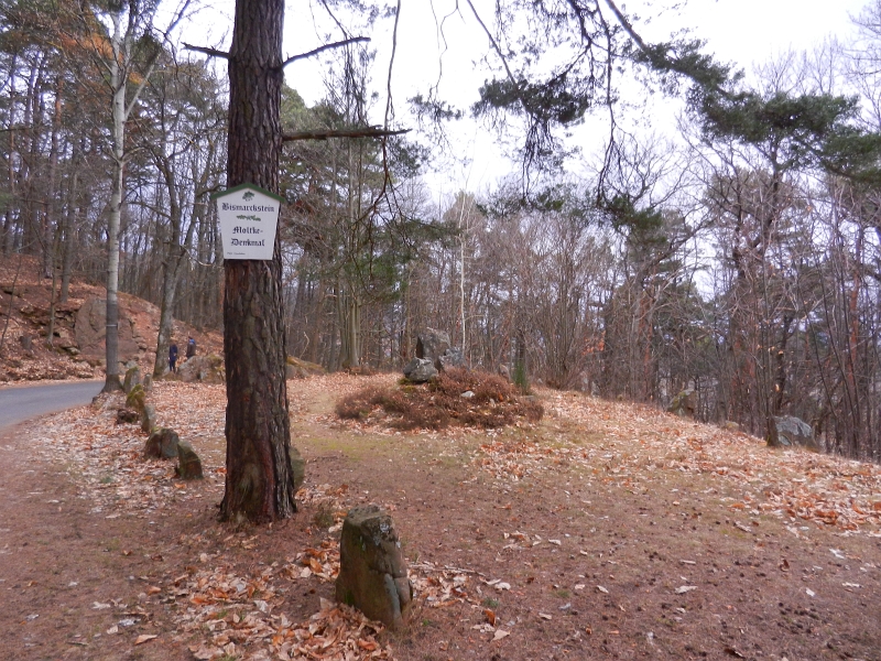 DSCN5544.JPG - Auf dem Weg bergab kommen wir am Bismarkstein vorbei.