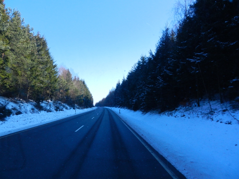 DSCN5080.JPG - Auf der Hunsrückhöhenstraße liegt schon wesentlich mehr Schnee als bei uns.