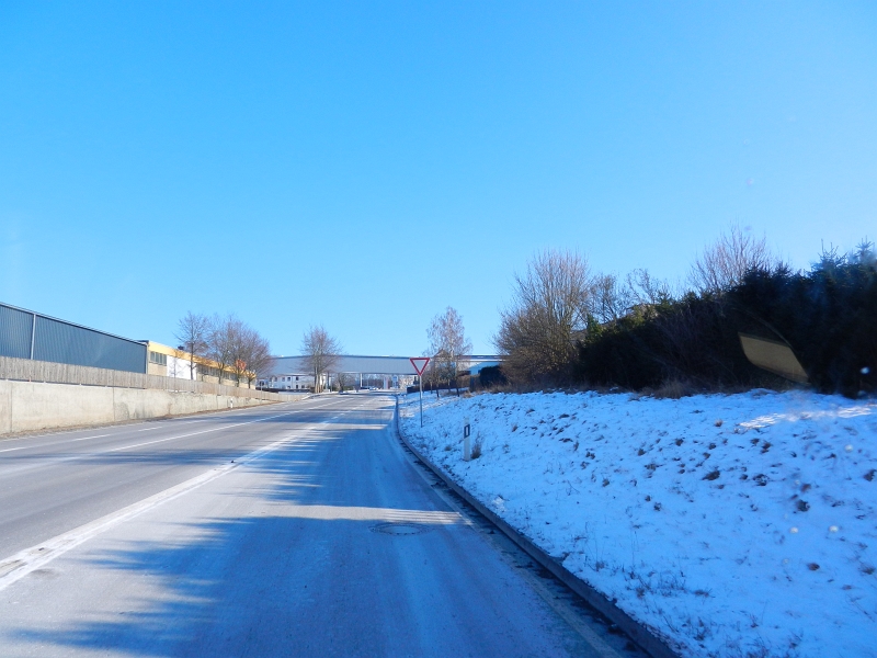 DSCN5098.JPG - Ursprünglich wollten wir noch nach Luxemburg und dann dort irgendwo übernachten. Die Musikinstrumente haben aber die Dusche und den Mittelgang im Dixi belegt, so daß wir erst nach Waldmohr müssen...