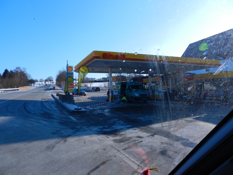 DSCN5099.JPG - Kurz bevor wir in Thalfang ankamen, ist ein PKW in eine Zapfsäule an dieser Tankstelle gerast und hatte Feuer gefangen. Zum Glück ist nichts schlimmeres passiert. Auf dem Heimweg war bereits ein Techniker am reparieren...