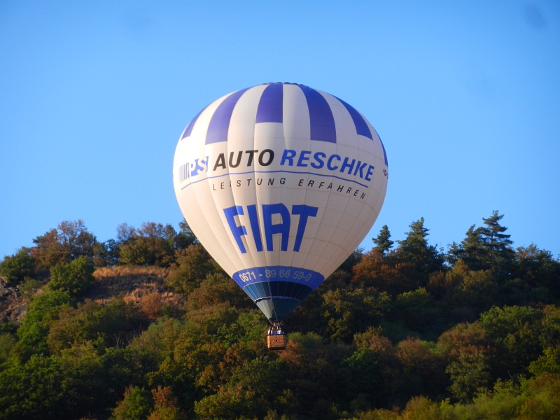 DSCN1273.JPG - Ein Ballon fährt recht tief über der Nahe an uns vorbei.Sehr wahrscheinlich suchen die unser Dixi (Fiat) um nach der neuen Kupplung zu schauen, die wir mit der goldenen Rechnung bekommen haben...