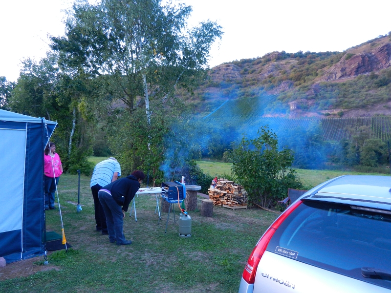 DSCN1278.JPG - Der Grill wird angeschmissen... Abendessen!