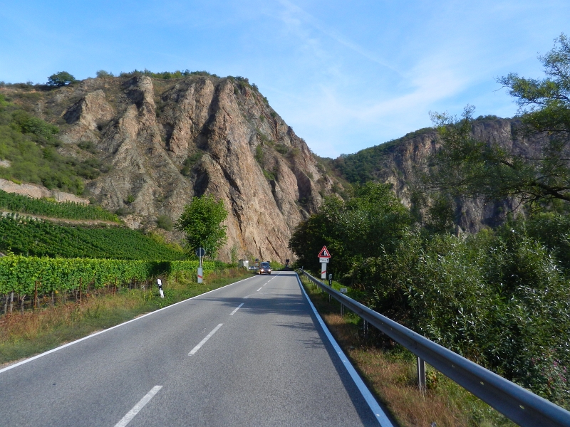 DSCN1288.JPG - Wir bestaunen den Rotenfels im vorbeifahren.