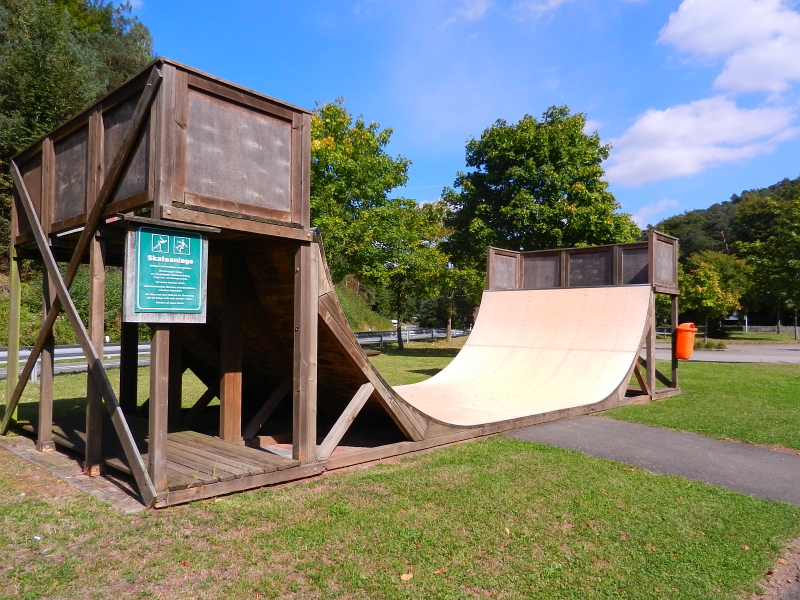 DSCN1314.JPG - Der See liegt am Sportplatz und Schwimmbad. Hier steht eine Skateranlage, leider hab ich mein Skateboard gerade nicht dabei...