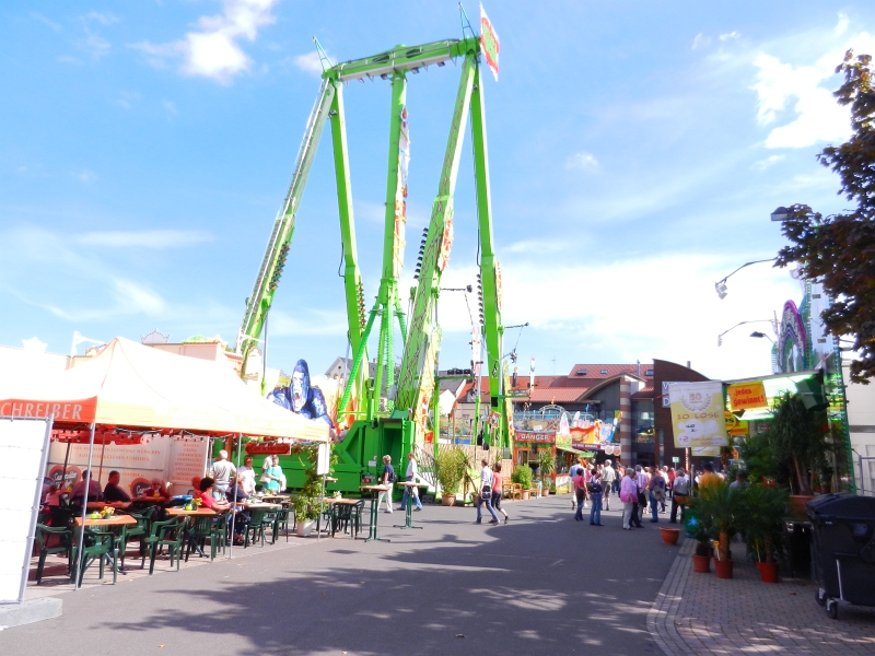 DSCN1321.JPG - Auf dem weiteren Heimweg kommen wir durch Bad Dürkheim wo gerade der Wurstmarkt läuft.