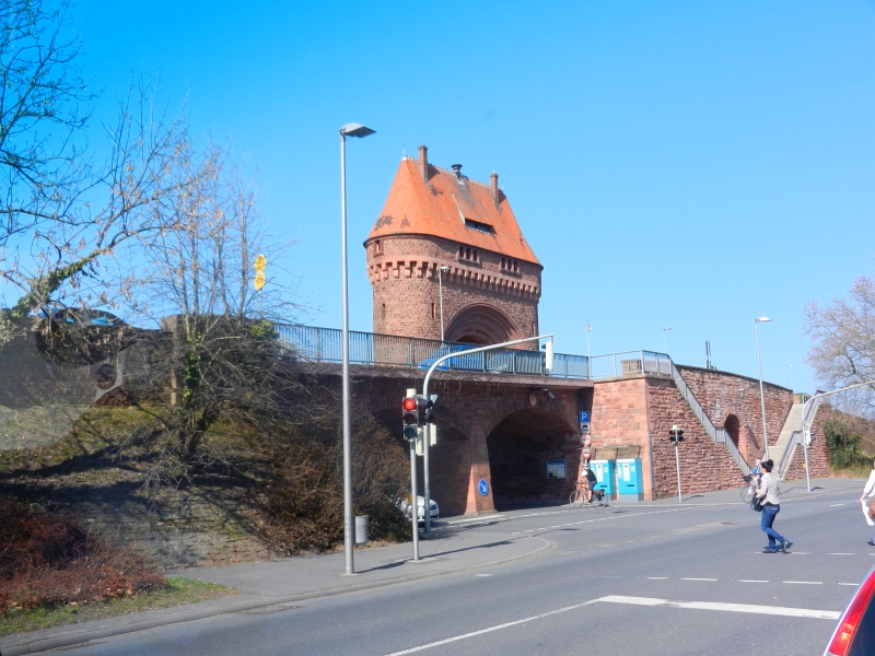 DSCN5588.JPG - Wir passieren die Mainbrücke in Miltenberg.