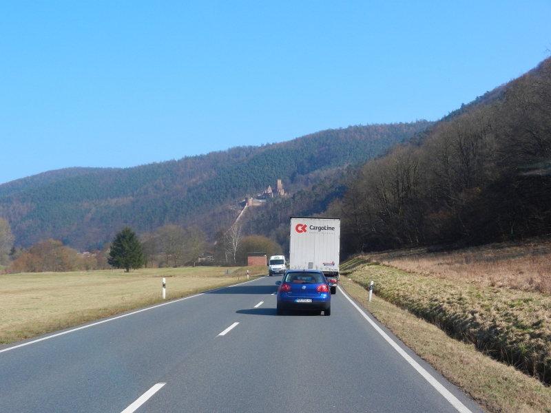 DSCN5591.JPG - Von weiten erkennen wir schon die Burgruine Freudenberg.