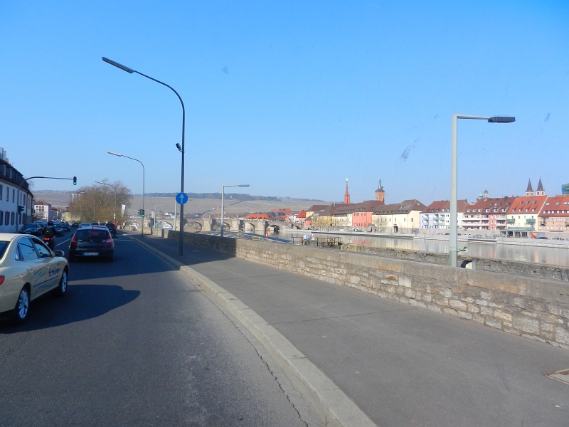 DSCN5610.JPG - Wir wollten auf den Talavera-Festplatz, dort ist ebenfalls ein Parkplatz für Wohnmobile. Leider ist dort gerade ein Frühlings-Volksfest. Also fällt auch dieser Platz für uns aus :-(Leider ist der danebenliegende Viehmarktplatz aufgrund der Besucher auch komplett überfüllt. In einem solchen Trubel möchten wir eh nicht übernachten!