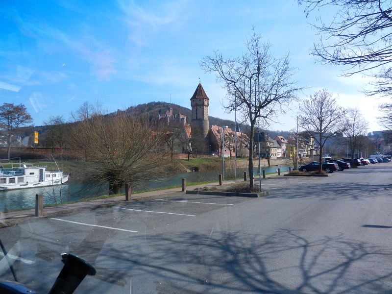 DSCN5698.JPG - In Wertheim wollen wir die nächste Nacht verbringen. Der Stellplatz von Wertheim gefällt uns aber überhaupt nicht weil er direkt unter einer stark befahrenen Brücke in deren Schatten liegt!