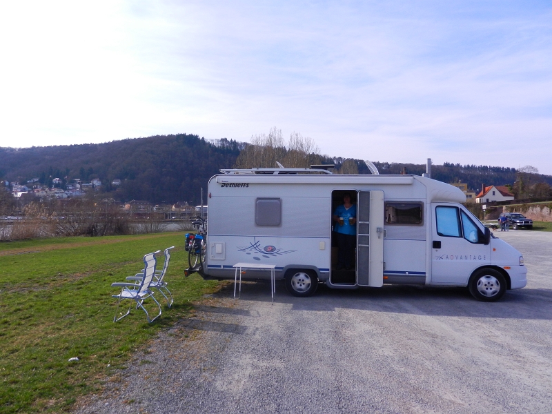 DSCN5702.JPG - In Kreutzwertheim finden wir einen echt schönen Stellplatz für €5 pro Nacht mit Blick auf die Burg Wertheim.Das beste daran... Wir sind wieder in Bayern... Wie war das nochmal... "Ein Weizen in Bayern" *JIHAAAAAA*