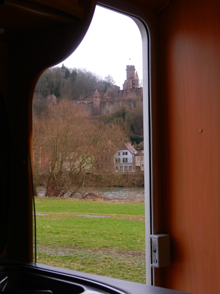 DSCN5727.JPG - ...immer mit Blick auf die Burg.