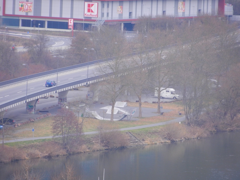 DSCN5813.JPG - Der Stellplatz von Wertheim unter der Brücke.