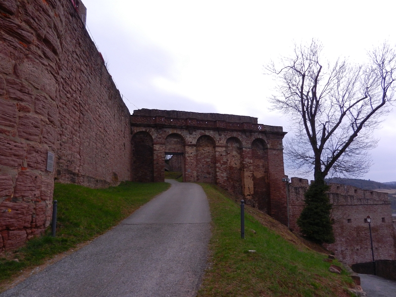 DSCN5838.JPG - So, nun laufen wir wieder hinunter in die Stadt... Leider fängt es leicht zu regnen an... :-(