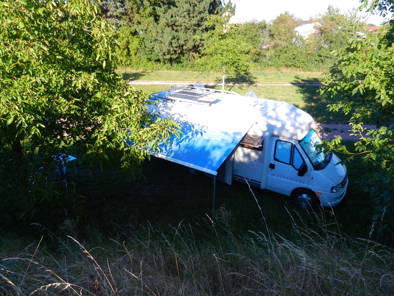 DSCN0842.JPG - Zurück am Wohnmobil kletter ich auf den Damm zwischen Stellplatz und Tennisanlage.