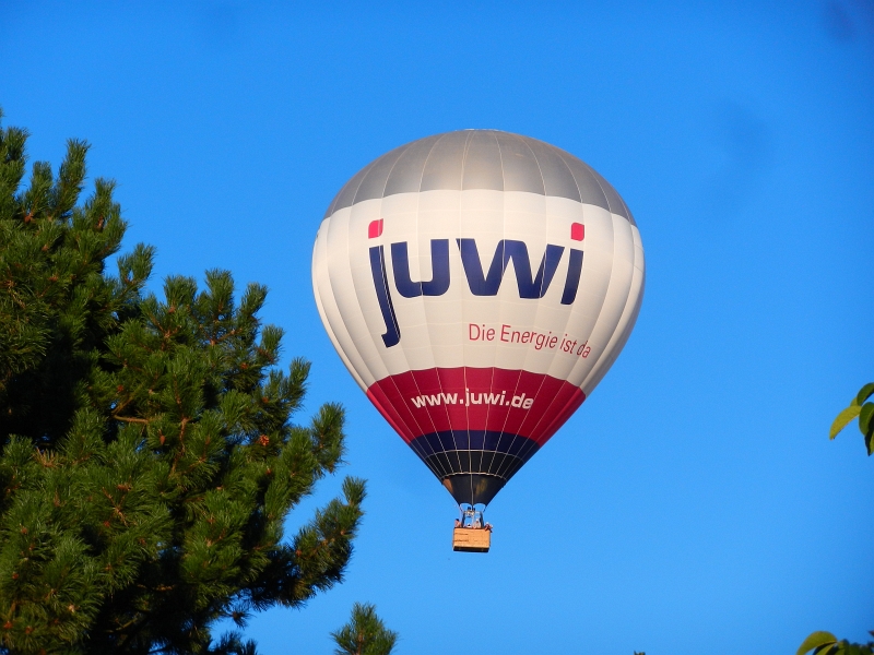 DSCN0862.JPG - Unmittelbar neben dem Platz steigt ein Ballon in die Luft.