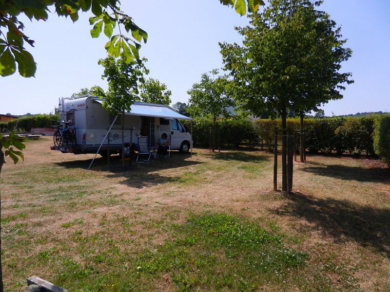 DSCN0884.JPG - Der Stellplatz des Weinguts Sommer bietet Platz für 6 Wohnmobile, kostet incl. Strom und Frischwasser nur €5.00 pro Nacht. Sogar Toiletten sind vorhanden! WUNDERBAR!!! :-)