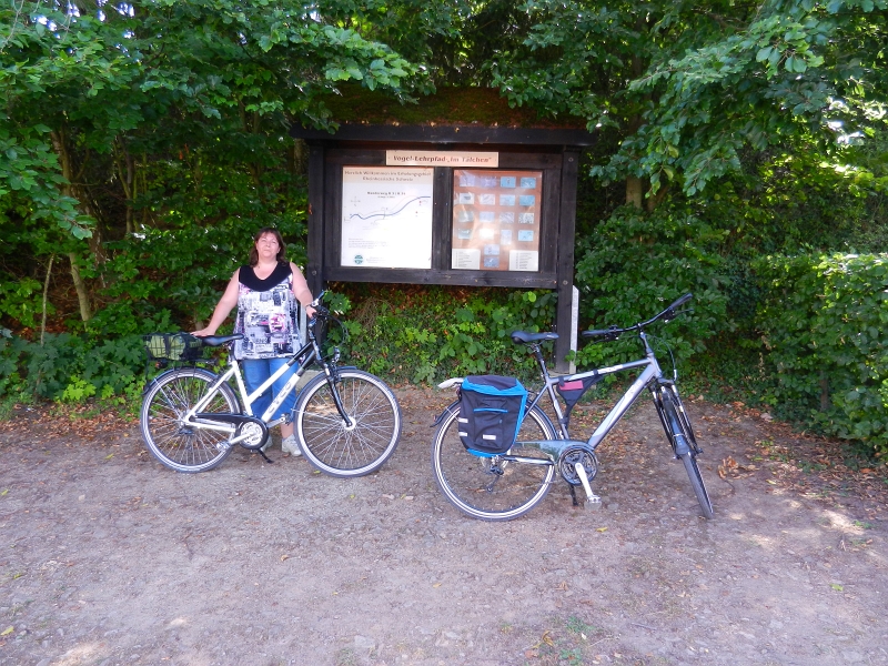 DSCN0913.JPG - Kurze Pause im Schatten und viel trinken...ABER WARUM machen wir sowas? In Neu-Bamberg im Appelbachtal ist ein Autofreier Sonntag. Ok, das ist für uns natürlich kein Grund aber die Rockband Trashflegel hat im Weingut Friess einen Auftritt und da MÜSSEN wir einfach hin. Wow, das sind wahre Fans! :-)