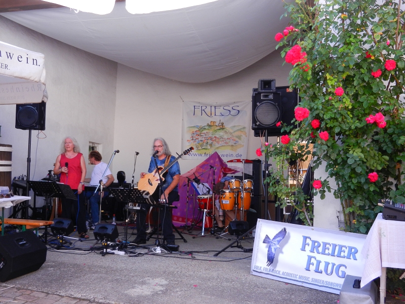 DSCN0915.JPG - Im Weingut angekommen spielt bereits eine andere Band -> "Freier Flug"