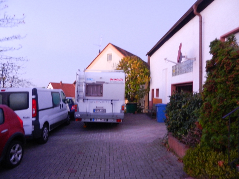 DSCN3100.JPG - Beim einfahren in den Hof haben wir eine Furche mit unserem Heckträger in den Asphalt gemeiselt. Ohje, hoffentlich kommen wir wieder heil raus!?!?