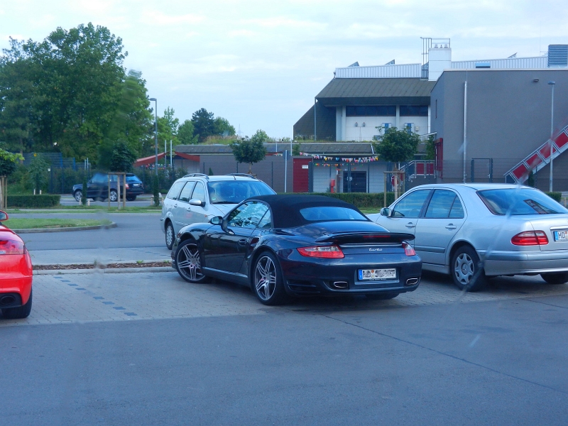 DSCN0479.JPG - Heute fahren wir nach Eppingen weil wir dort zu einer Firmung eingeladen sind. Da wir bereits um 10 Uhr in der Kirche sein müssen, stehen wir früh auf und machen das Frühstück einfach dort auf dem Stellplatz. Hier in Nussloch, wo die Porsche's zwei Parkplätze brauchen ;-) versorgen wir uns noch mit "Määrbs"...