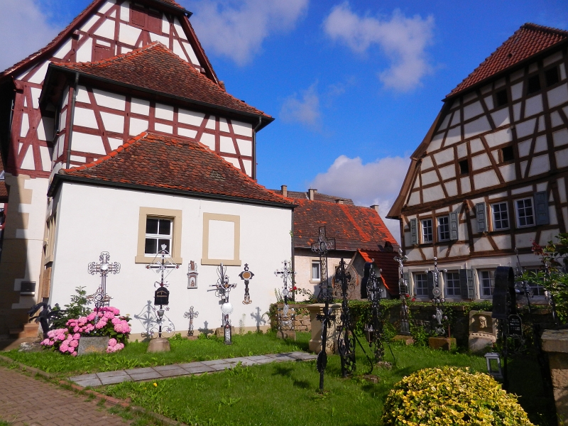 DSCN0497.JPG - An der Kath. Kirche "Unsere Liebe Frau" angekommen...Wir warten ein wenig bis alle beteiligten eintreffen. Der Gottesdienst kann beginnen...Heinz und ich müssen aber "leider" auf den Hund aufpassen und machen solange einen Spaziergang in und um Eppingen.