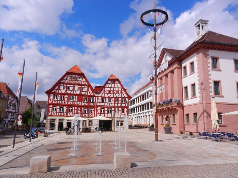 DSCN0503.JPG - Der neu angelegt Platz vor dem Rathaus.