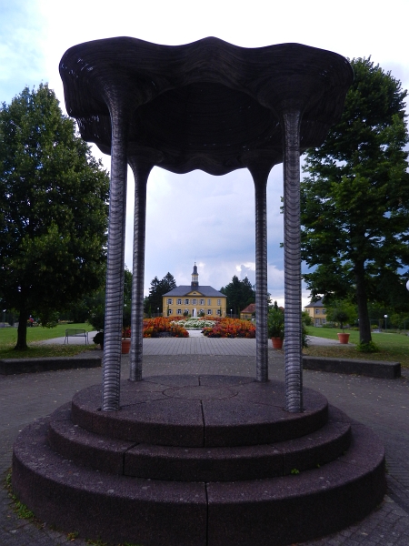 DSCN0529.JPG - Nachdem wir pro Person €3,00 pro Nacht für den Stellplatz bezahlt haben bekamen wir einen Gutschein "2 für 1" für das Bad. Super, somit bezahlen wir mit Übernachtung auf dem Stzellplatz weniger, als wenn wir einfach so mit dem Auto kommen würden?!?!? Egal, uns ist es aber heute zu stressig zurück zum Stellplatz zu laufen und dann nochmals den ganzen weiten *UFF* Weg nochmals in das Bad... Wir laufen lieber ein wenig durch den Kurpark...