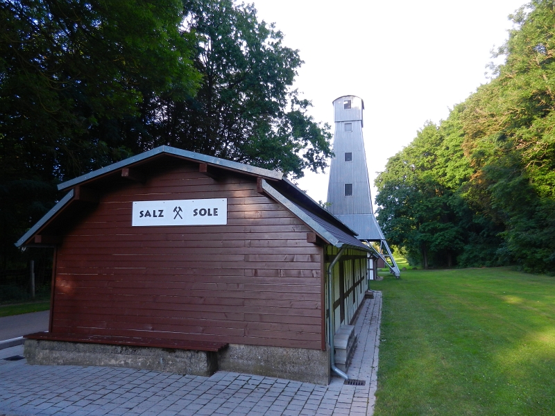 DSCN0552.JPG - Wir kommen an den Bohrturm vom Salinengelände, das mittlerweile auch zum Kurpark gehört.