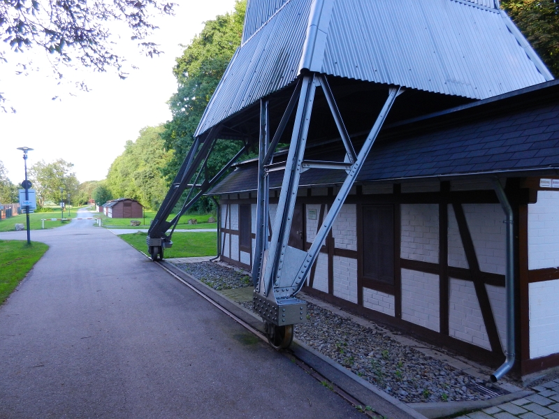 DSCN0555.JPG - Der Bohrturm ist beweglich und kann somit an das jeweilige Pumpenhäschen "gefahren" werden.