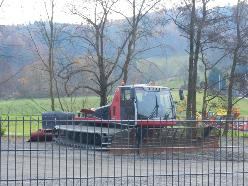 DSCN3425.JPG - Unterwegs entdeckt, ein Pistenbully! Ohje, es wird doch heute oder morgen kein Schnee geben?!?!?!?