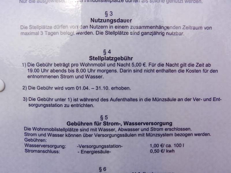 DSCN3428.JPG - Aha, der Platz kostet in der Zeit von 01.04. bis 31.10. jeweils €5,00 pro Nacht. Für uns ist er heute also KOSTENLOS! :-)