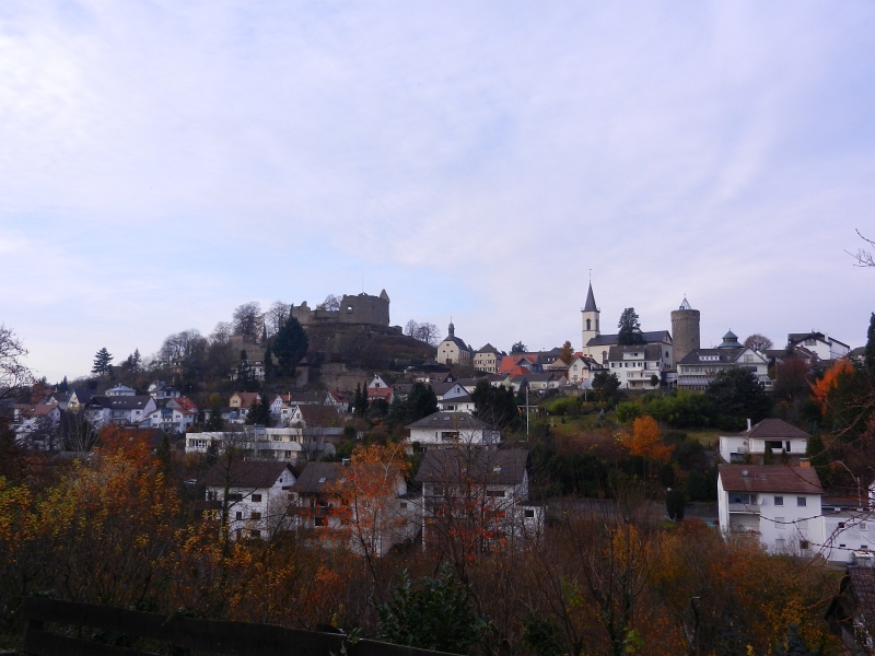 DSCN3434.JPG - Biene kämpft noch immer mit Husten und Schnupfen und bleibt im warmem Dixi-Bett und liest ein Buch. Ich muss hingegen etwas für meinen Rücken tun und will mir die Burg und den Ort anschauen.