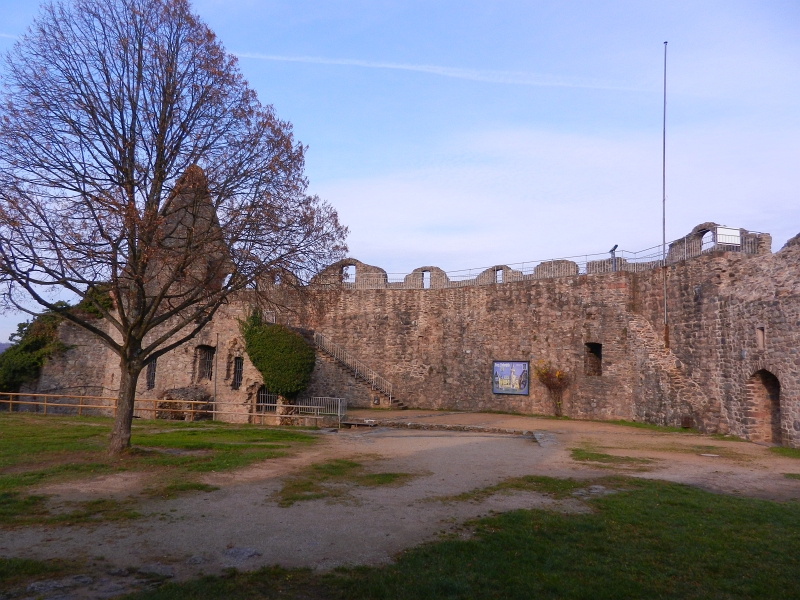 DSCN3490.JPG - Im Innenhof finden heutzutage Konzerte und Veranstaltungen statt.