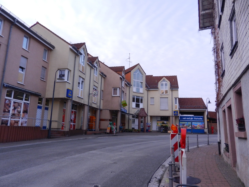 DSCN3525.JPG - Im Ort entdecke ich einen Edeka-Laden, wo ich natürlich "Kochkäse" und Zwiebeln für unser Abendessen einkaufe. :-)