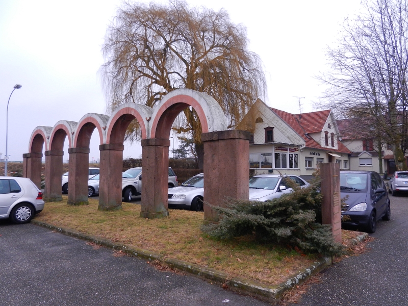 DSCN5133.JPG - Hier, der Parkplatz vom Restaurant "Au Bord du Rhin".