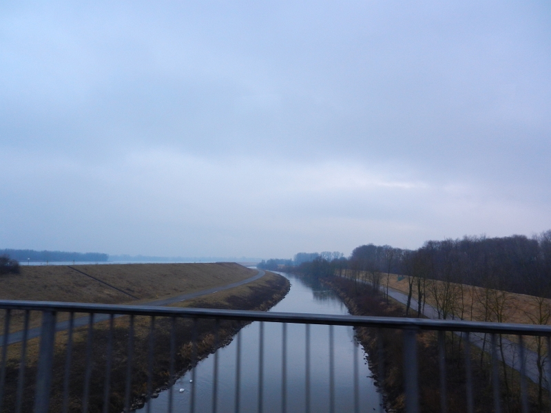 DSCN5165.JPG - So, jetzt sind wir unterwegs in den Schwarzwald. Hier überqueren wir abermals den Rhein, diesmal bei Iffezheim.